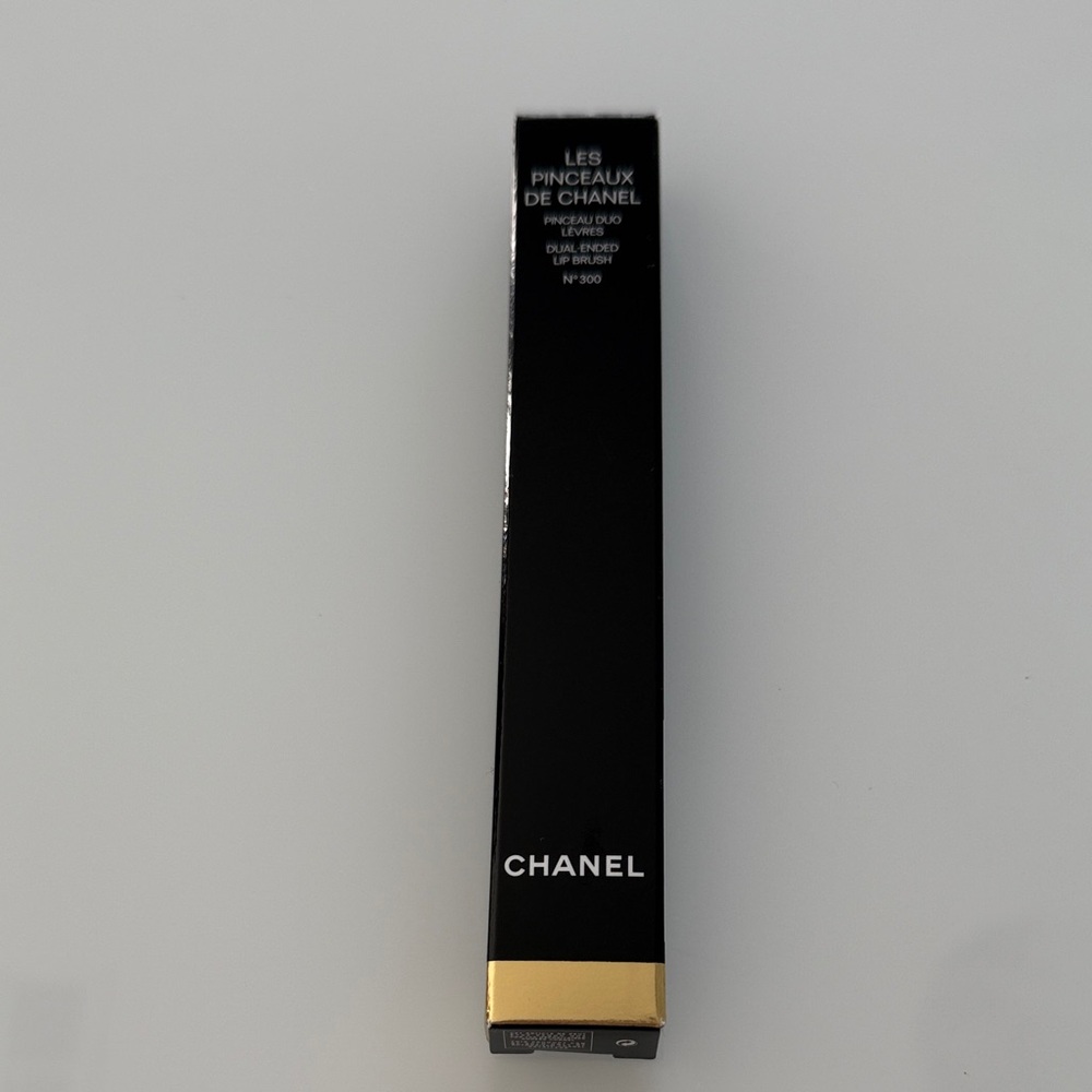 CHANEL LES PINCEAUX DE CHANEL
Dual-Ended Lip Brush N°300